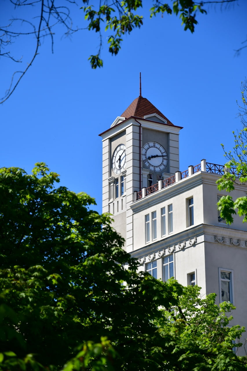 ХНЕУ building with clock tower